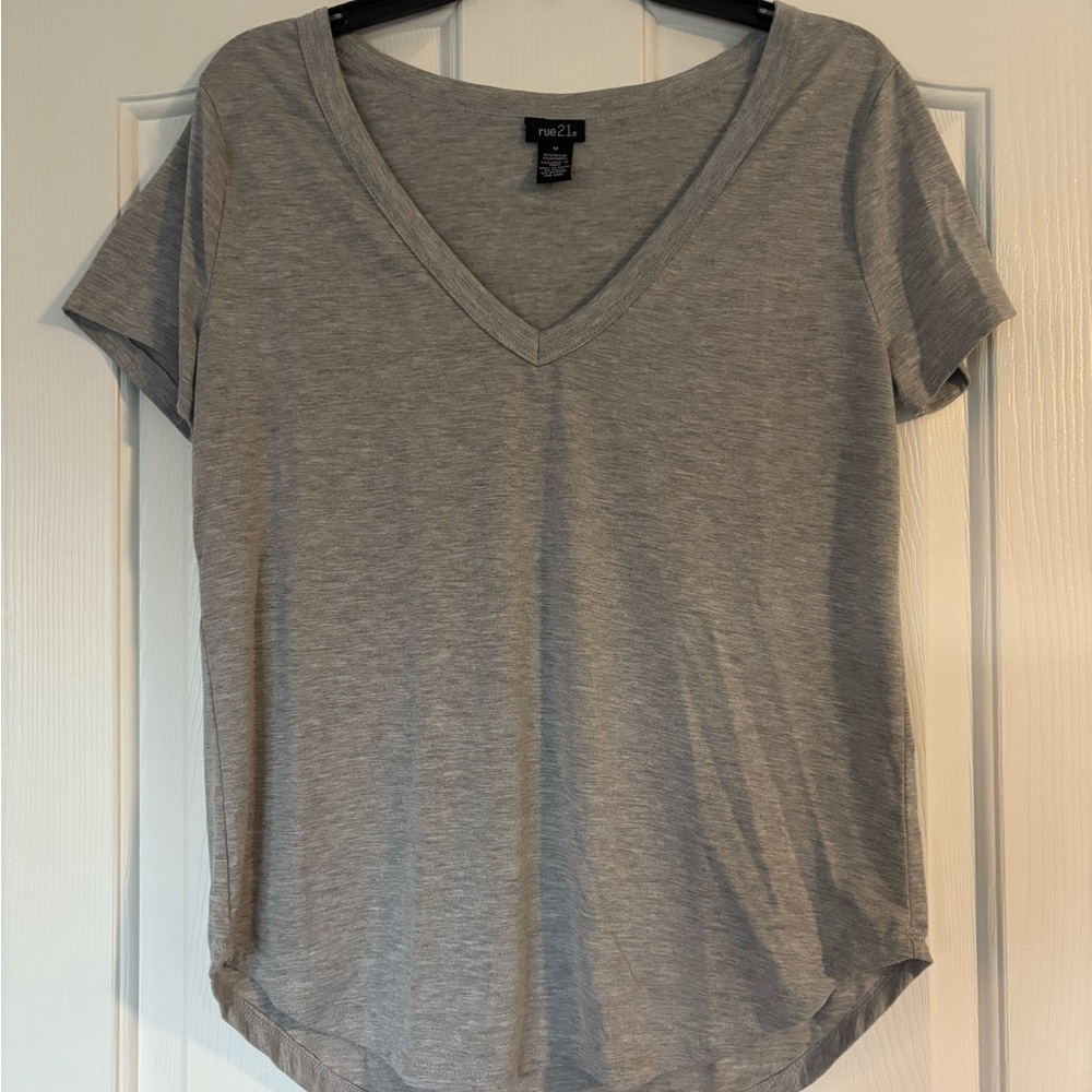 Rue21 Gray V-Neck Short Sleeve Tee